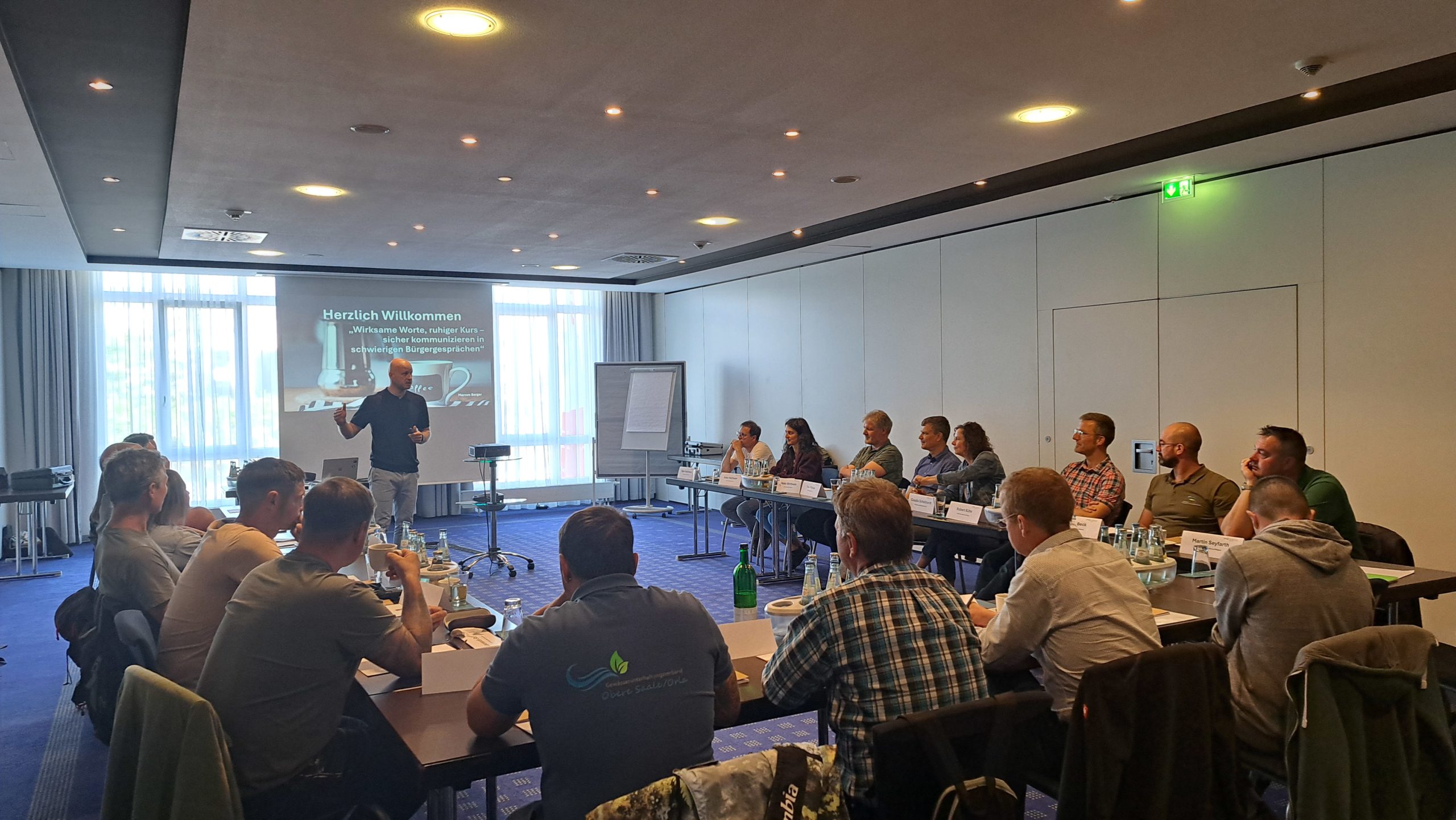 Mehr über den Artikel erfahren Wirksame Worte, ruhiger Kurs – sicher kommunizieren in schwierigen Bürgergesprächen
